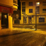 Una explosión destroza el cajero y parte de una sucursal de Novagalicia Banco en Galicia
