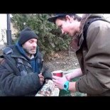 Joven mago polaco le alegra el día a un mendigo