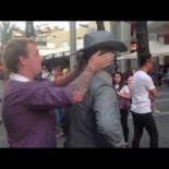 Tipo recibe un puñetazo de un mimo callejero