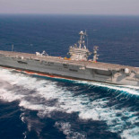 Brutal derrapaje de un portaaviones atómico de 100.000 toneladas