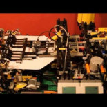 Una máquina hecha con Lego que dobla y lanza aviones de papel [ENG]