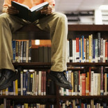 Le prohíben la entrada en “todas las bibliotecas sobre la faz de la Tierra” por masturbarse en una