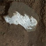 El Curiosity halla una extraña roca blanca en Marte