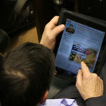 Patxi López, 'pillado' descargando un juego en el pleno sobre la “resolución del conflicto”