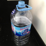 Cómo usar un asa de garrafa de agua como asa para llevar bolsas de la compra