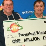 Gana un millón de dólares en la lotería y lo comparte con sus amigos