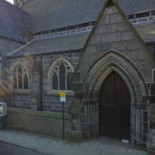 Un reverendo cristiano alberga en su parroquia a los musulmanes que no caben en la mezquita de al lado