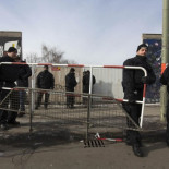 Retiran de madrugada parte del Muro de Berlín