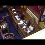 Diputado del PP ve una película durante un debate del parlamento canario
