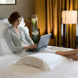 Cobrarle a un cliente de hotel por el acceso Wi-Fi es algo parecido a cobrarle aparte el agua corriente