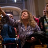 NYTimes: "La Semana Santa hace una excepción en la austeridad en España" [en]