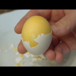 Cómo batir huevos dentro de su propia cáscara