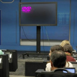 Olvidados por sus redacciones, 35 periodistas continúan en la sede del PP mirando el logo del DVD en la pantalla