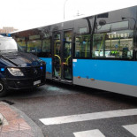 Una lechera se empotra contra un autobus persiguiendo a miembros de la PAH durante un escrache