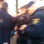 Un empujón de un UIP a un cámara, sin motivo ni razón. Cámaras rotas, confiscadas...