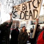 Manifestantes recorren calles de Inglaterra celebrando la muerte de Thatcher (ING)