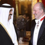 El embajador de Qatar deja al Rey a los pies de los caballos