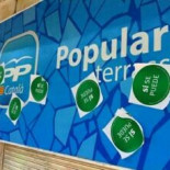 El PP de Terrassa considera vandalismo e intolerancia unas pegatinas en su sede