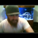 Un usuario en silla de ruedas baneado de Twitch.tv tras acusaciones de estafa (se levanta cuando cree que no le ven)