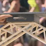 Puentes construidos con palillos de helado que aguantan casi mil kilos