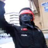 Esto pasa cuando se le pide a un Ertzaina su número de identificación