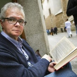 Un parado lleva cinco meses pidiendo mientras lee en una calle de Toledo