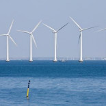 Molinos de viento que producen energía (cuando no hay viento)