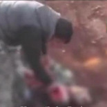 Atrocidad en Siria: un rebelde arranca el corazón de un soldado y luego lo muerde