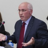 La ley prohíbe la trituración masiva de contratos que alegó Feijóo