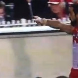 Un jugador de fútbol australiano logra que expulsen a una aficionada que le llamó "simio"