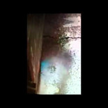 Instalan una ducha y una cámara para evitar que la gente orine en un callejón