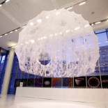 6.500 gusanos de seda dirigidos por ordenador exponen su obra