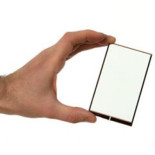 Esta lámina transparente se coloca en la pantalla del móvil y carga la batería