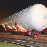 Así se traslada una pieza de 420 toneladas por las calles de Gijón