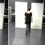 Experimento: Una puerta por la que cabe una persona. Una anoréxica se acerca y se pone de lado para pasar