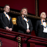 Tocan la canción de Stairway To Heaven y hacen que Robert Plant llore [ENG]