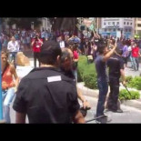 Manifestantes atacan a policía en la inaguración del AVE en Alicante