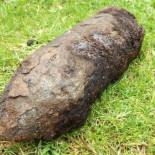 Se encuentra una bomba antigua en su jardín y la lava en el fregadero