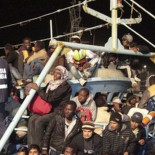 "Vieron nuestra patera, les mostramos un bebé muerto, pero no nos ayudaron. Murieron 63 personas"