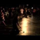 Momento épico en las protestas de Rio: un policía lanza su arma al fuego y se une a los manifestantes