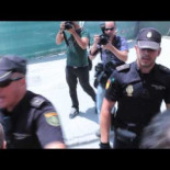 Policía agrede a un concejal de IU y se quita el numero de placa