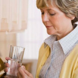 Por qué se debe tomar la medicación con agua