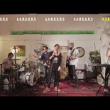 Sesión de un grupo que toca la misma canción en intervalos de  0-20-40-60-80 cervezas