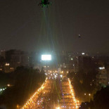 Los manifestantes egipcios combaten con lásers al helicoptero policial