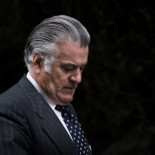 Luis Bárcenas se convierte en la estrella del módulo IV: peticiones de sobres, autógrafos...