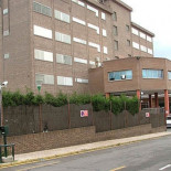 Muere un trabajador, que llevaba tres meses sin cobrar, al caer de la sexta planta de una comisaría