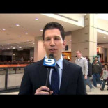 Reportero estadounidense se venga de los espontáneos que saludan a cámara [ENG]