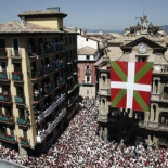 Tensión minutos antes del Chupinazo de los Sanfermines 2013 al desplegarse una enorme ikurriña