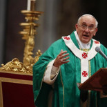 Al papa le duele ver a curas y monjas con coches de último modelo