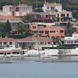 Mercedes Milà, Lorenzo Milà, Ana Belén y Víctor Manuel se niegan a dejar las edificaciones ilegales que disfrutan en...